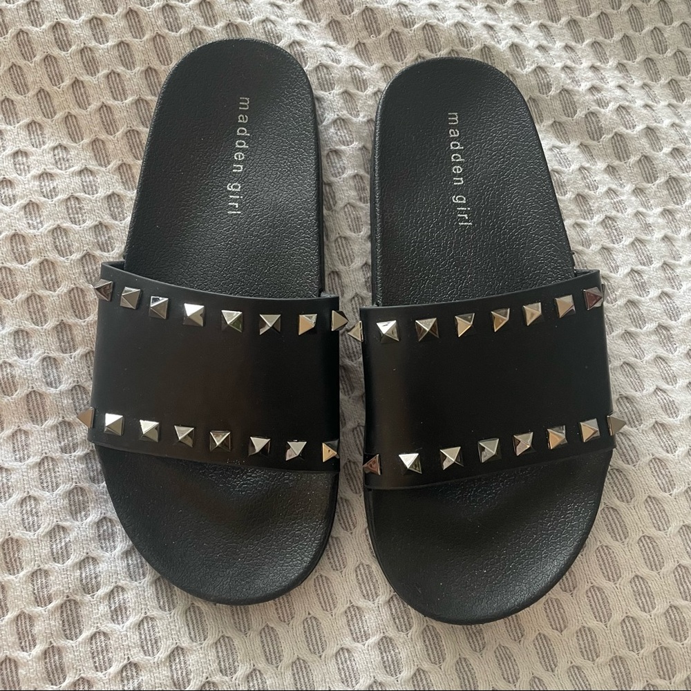 Madden Girl Grommet Slides - size 6